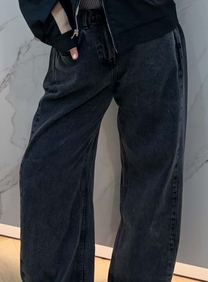 Wide-Leg Jeans